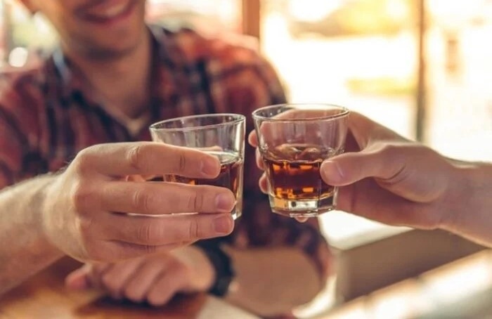 Một đơn vị cồn tương đương với 2/3 chai, lon bia 330 ml. (Ảnh minh hoạ)