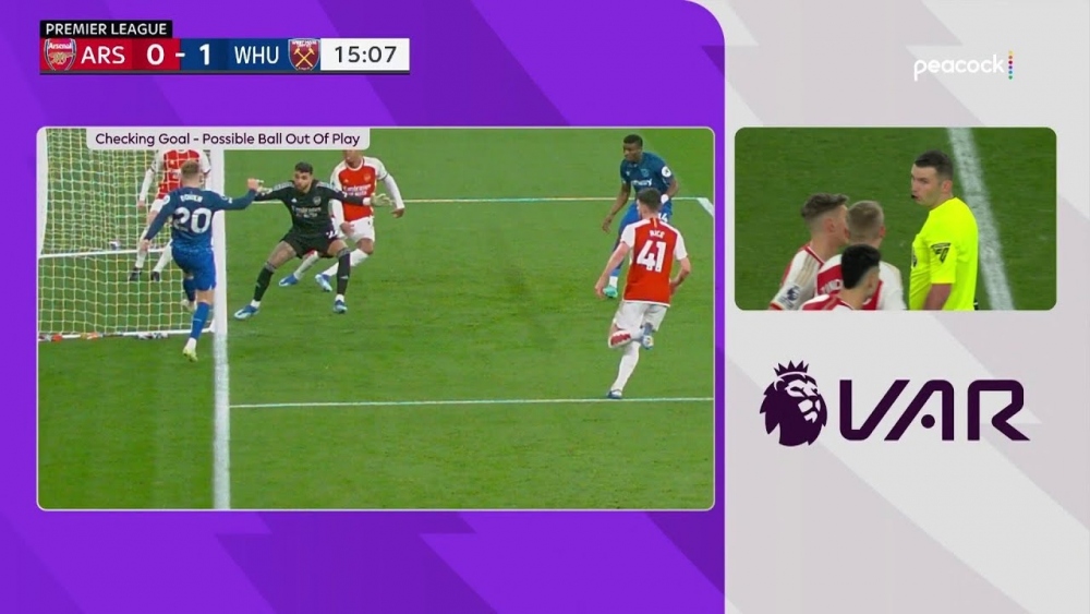 Tình huống VAR gây tranh cãi trong trận Arsenal 0-2 West Ham. (Ảnh: Talksports)