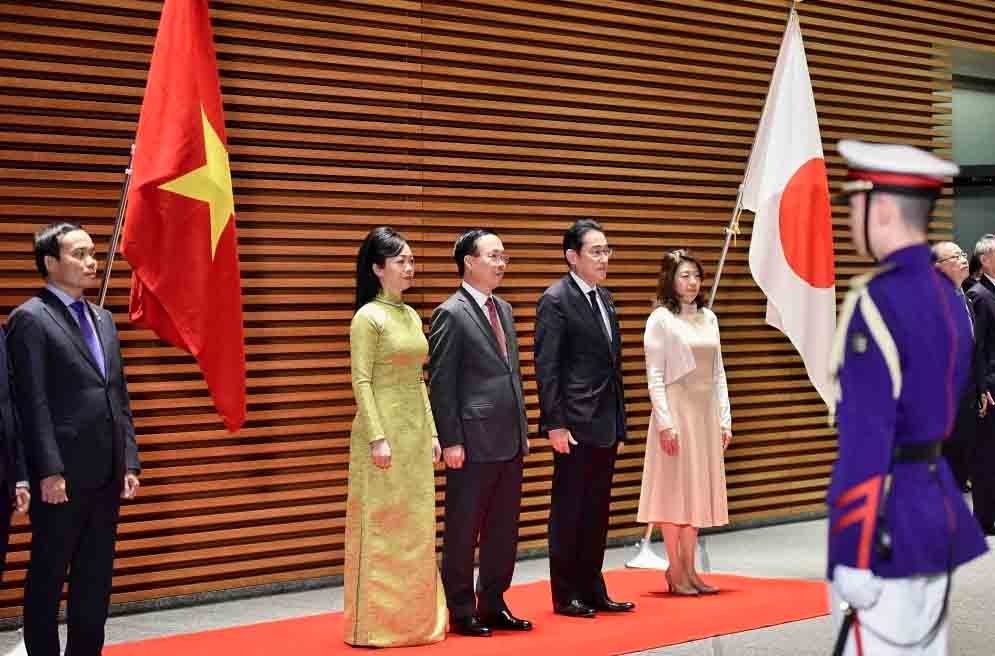 Japanese Prime Minister Fumio Kishida and his wife host a State welcoming ceremony for the Vietnamese President and his wife.
