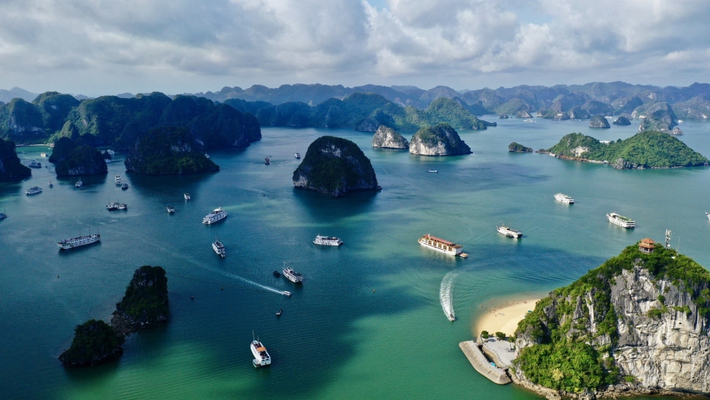 Vịnh Hạ Long được UNESCO công nhận là Di sản thiên nhiên thế giới: giá trị nổi bật toàn cầu về cảnh quan tự nhiên (17/12/1994) và giá trị về địa chất, địa mạo (2/12/2000). Ảnh: KT