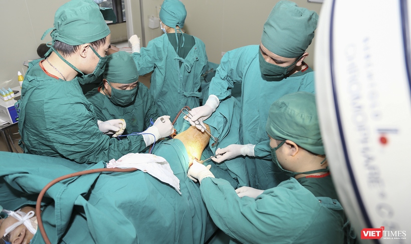 Các bác sĩ Bệnh viện đa khoa Đức Giang đang phẫu thuật cho bệnh nhân (Ảnh do BV cung cấp)