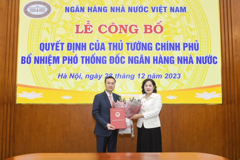 Đồng chí Phạm Quang Dũng đón nhận Quyết định bổ nhiệm của Thủ tướng Chính phủ