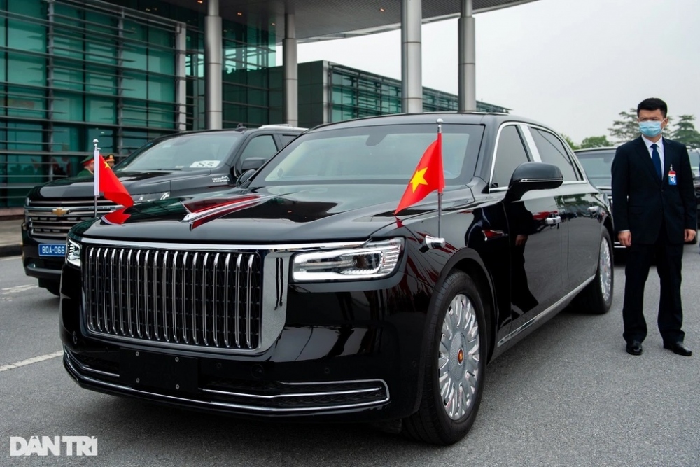 Đầu xe Hồng Kỳ N701 có thiết kế vuông vức, đầu xe nổi bật với lưới tản nhiệt lớn dạng thanh dọc mạ crom có nhiều nét tương đồng với mẫu xe siêu sang của Anh quốc - Rolls Royce. (Ảnh: Thành Đồng/Dân trí)