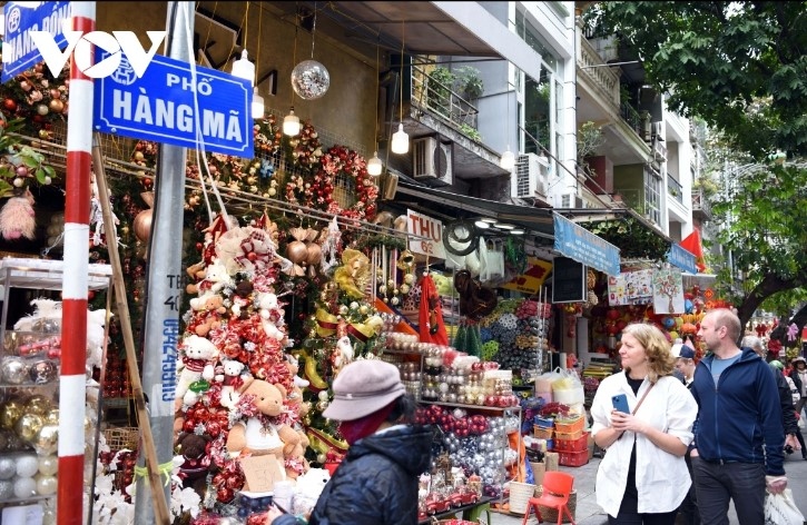 Every corner of the capital is brightened up with colourful lights during the festive season. Thousands of visitors and Hanoians are attracted to the downtown area each day to admire the sparkling seasonal decorations.