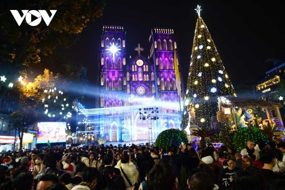 In Hanoi, St. Joseph Cathedral opens to welcome thousands of visitors on Christmas Eve.