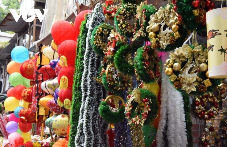 Some people flock to Hang Ma street to purchase items as year-end-parties decorations, whilst others just want to enjoy the vibrant atmosphere of Hanoi’s Old Quarter.
