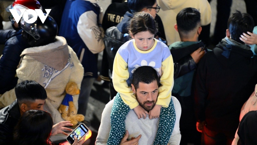 Many foreigners also come to the cathedral in order to immerse themselves in the festive atmosphere.