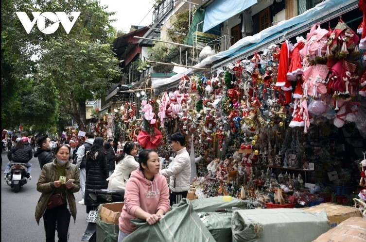 Today, both Christmas and New Year are a time for gatherings and a joyous occasion for numerous Vietnamese families, especially children eagerly anticipating gifts from friends, loved ones, and Santa Claus.