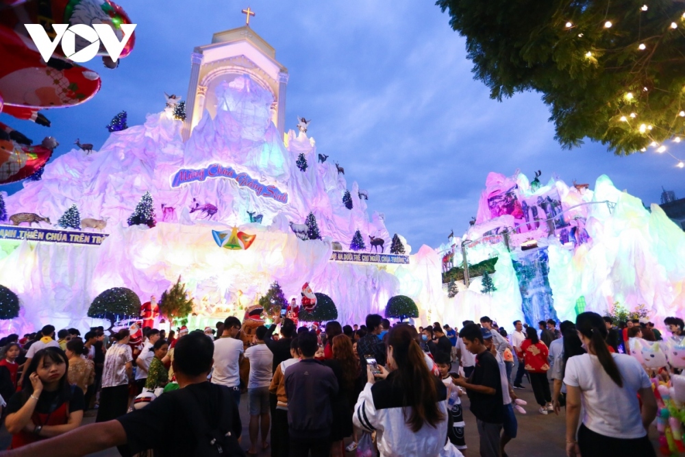 Christmas Eve is bustling in Ho Chi Minh City, where people gather at churches to pray for a happy and peaceful festive period.