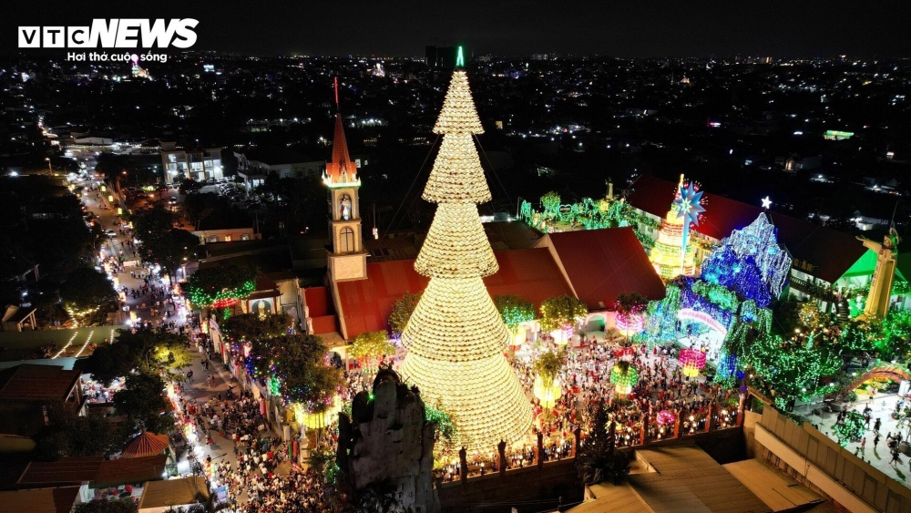 A giant pine tree with five layers of conical hats has been put on display as part of the buildup to Christmas at Ha Phat Church in Bien Hoa town of Dong Nai province which neighbours Ho Chi Minh City.