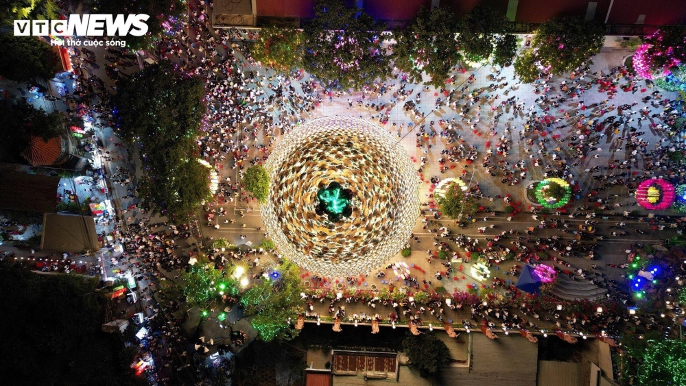 The unique site has been installed with light system to create stunning beauty at night.