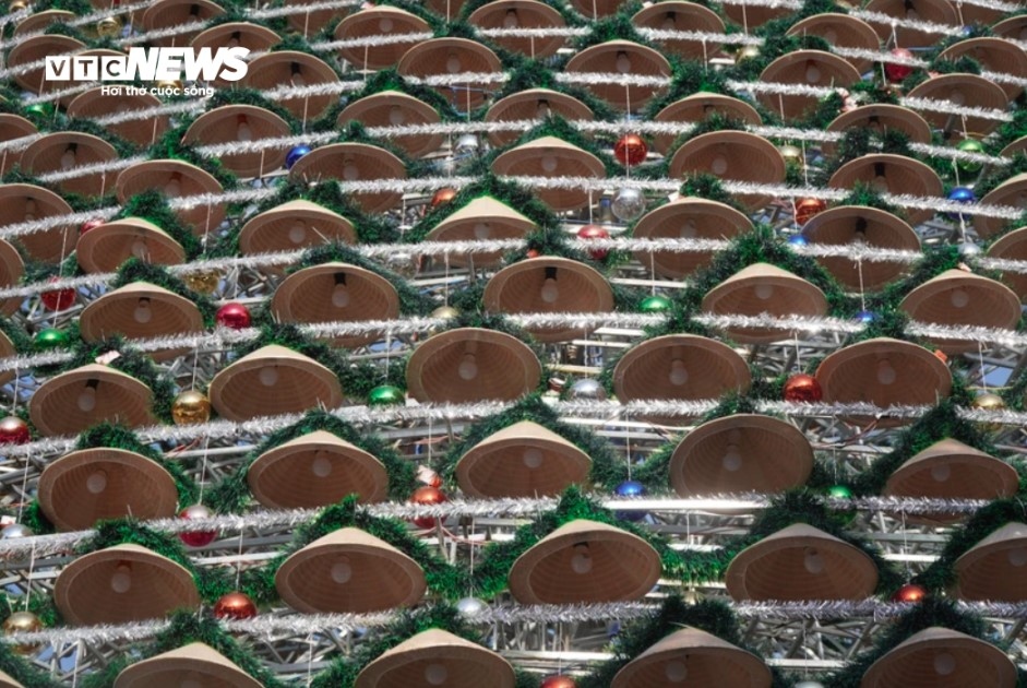 Conical hats have been attached in concentric circles to a metal framework in order to make the tree.