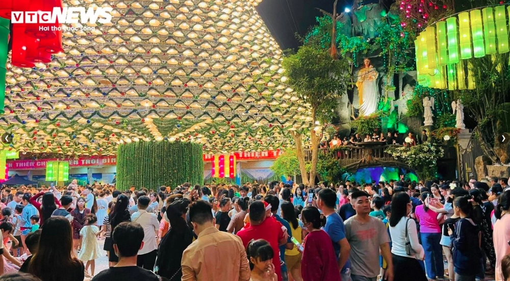 The tree has been attracting thousands of people each day.