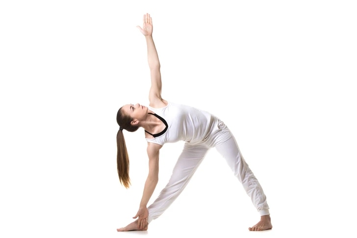 Trikonasana hay tư thế Tam giác sẽ giúp giải phóng và tăng cường sức mạnh cho lồng ngực, kéo giãn cột sống và cải thiện lưu lượng máu trong cơ thể.