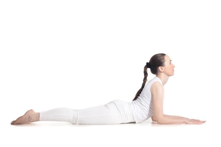 Bhujangasana hay tư thế rắn hổ mang sẽ giúp tăng thể tích phổi, kéo căng cơ ngực, tăng cường cơ bụng.