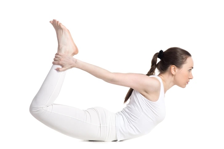 Dhanurasana hay tư thế cánh cung là bài tập cho tất cả những người bị đau lưng. Bài tập này giúp kéo giãn toàn bộ cột sống và tạo hình đẹp cho bộ ngực.