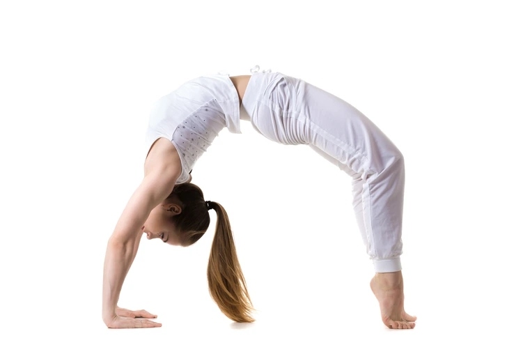 Chakrasana hay tư thế bánh xe sẽ giúp bạn kéo căng ngực, cột sống và cổ, giảm mệt mỏi và chữa đau đầu.