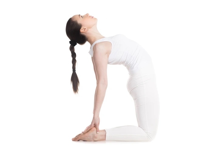 Ustrasana hay tư thế con lạc đà có tác dụng chống đau lưng hiệu quả. Bài tập này cũng làm tăng thể tích phổi và tăng cường sức mạnh của lồng ngực.