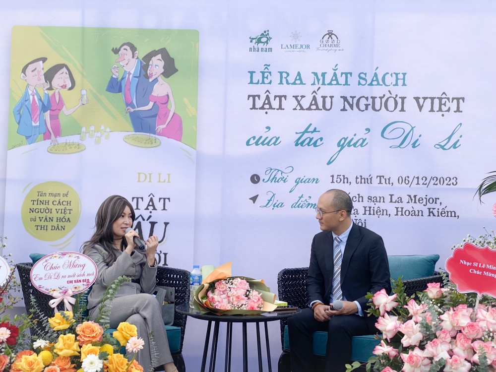 Nhà văn Di Li trao đổi tại lễ ra mắt sách