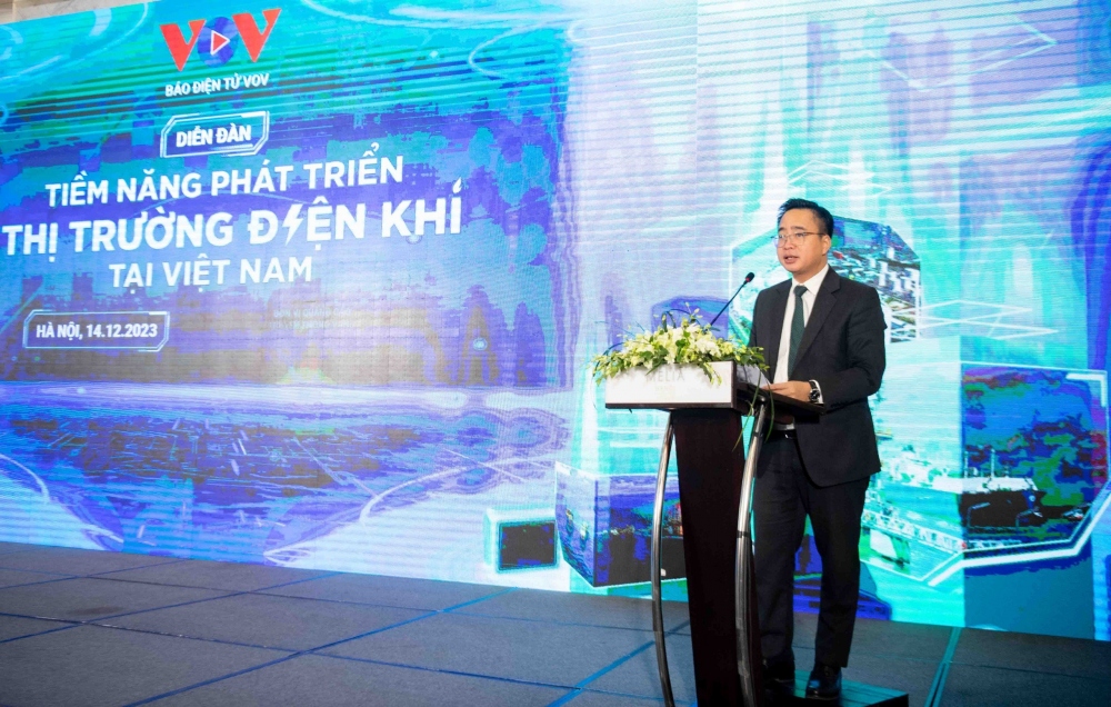 Phát biểu khai mạc diễn đàn, nhà báo Phạm Mạnh Hùng - Phó Tổng Giám đốc Đài Tiếng nói Việt Nam (VOV) đánh giá việc Báo Điện tử VOV phối hợp với các đơn vị liên quan tổ chức Diễn đàn “Tiềm năng phát triển thị trường điện khí tại Việt Nam” là một hoạt động rất cần thiết và có ý nghĩa với các tham vấn từ nhiều chuyên gia, các nhà khoa học và kinh nghiệm của các doanh nghiệp nhằm thảo luận, trao đổi thông tin, kiến thức về hiện trạng và tiềm năng phát triển năng lượng tại Việt Nam trong tương lai. Diễn đàn cũng góp phần cụ thể hóa các chủ trương chính sách lớn của Đảng và Nhà nước nhằm tạo điều kiện phát triển cho năng lượng mới, năng lượng tái tạo trong giai đoạn sắp tới.
