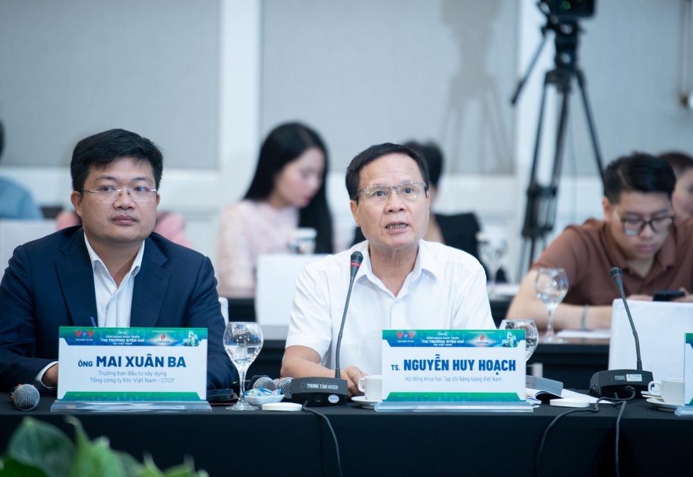 TS. Nguyễn Huy Hoạch - Hội đồng khoa học Tạp chí Năng lượng Việt Nam trình bày tham luận "cơ hội và thách thức trong việc sử dụng LNG cho Việt Nam".