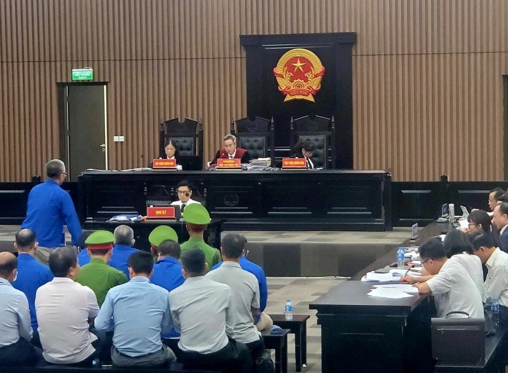 <a href="https://vov.vn/phap-luat/vu-an-cao-toc-da-nang-quang-ngai-cuu-tong-giam-doc-vec-nhan-5-nam-6-thang-tu-post1055329.vov" target="_blank">5) Vụ án xảy ra tại đường cao tốc Đà Nẵng - Quảng Ngãi (giai đoạn 2): </a>Tháng 10/2023, TAND TP Hà Nội đưa ra xét xử 22 bị cáo trong vụ án xảy ra ở đường cao tốc Đà Nẵng - Quảng Ngãi giai đoạn 2. 