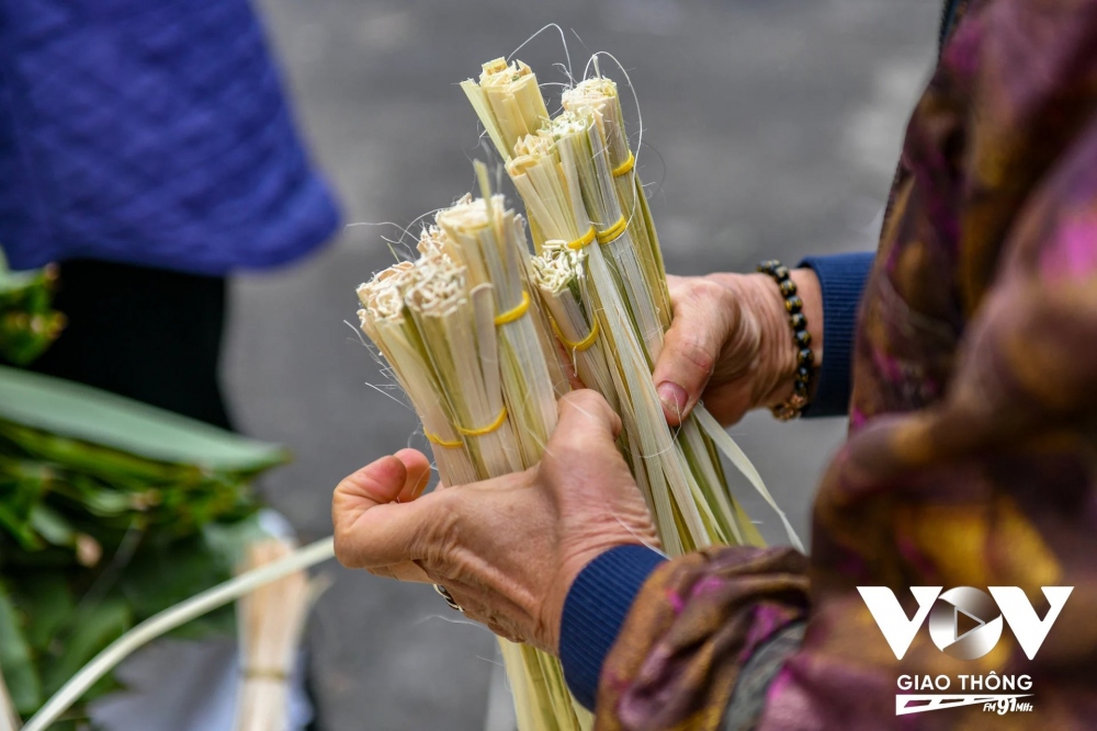 Lạt gói bánh được bà Phương lựa chọn kỹ lưỡng