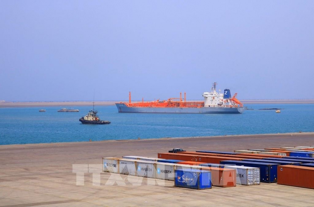 Tàu thuyền neo tại cảng ở thành phố Hodeida (Yemen), bên bờ Biển Đỏ. Ảnh: AFP/TTXVN