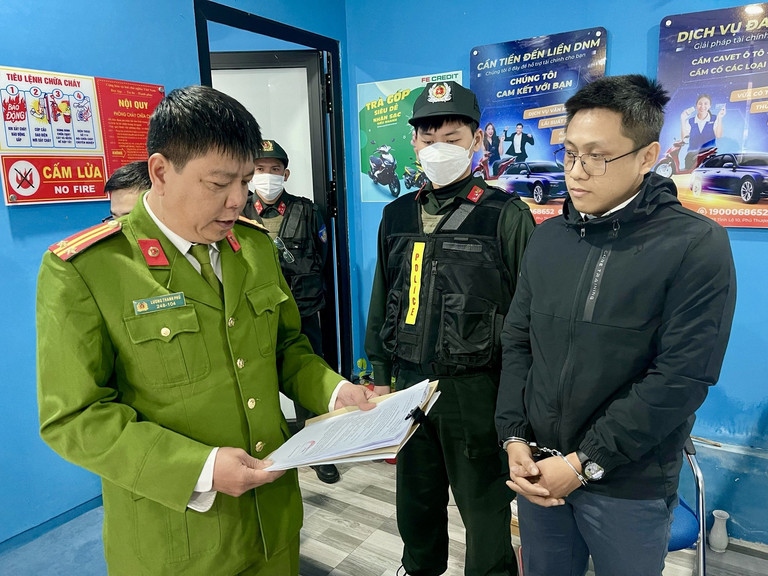 Cơ quan công an đọc lệnh bắt giữ Hoàng Nhật Nam - đối tượng cầm đầu của chuyên án. Ảnh: Công an cung cấp