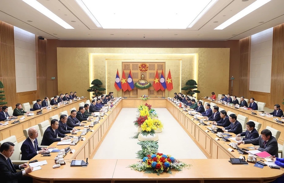 Quang cảnh hội đàm giữa Thủ tướng Phạm Minh Chính và Thủ tướng Lào Sonexay Siphandone. (Ảnh: TTXVN)