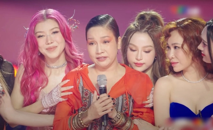 Diva Mỹ Linh bất ngờ bật khóc trong "Chị đẹp đạp gió rẽ sóng"