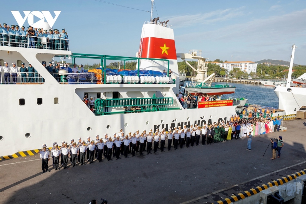 Every year when the lunar New Year festival draws near, the Vietnam People’s Navy dispatches a special working trip, bringing gifts from the mainland to officers, soldiers and people on garrisoned on Truong Sa.