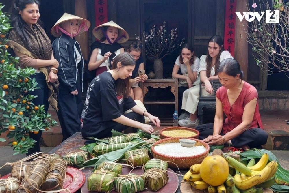 This is the third year the programme has been held to promote cultural values and introduce Duong Lam ancient village as an attractive tourist destination to tourists, especially foreigners.