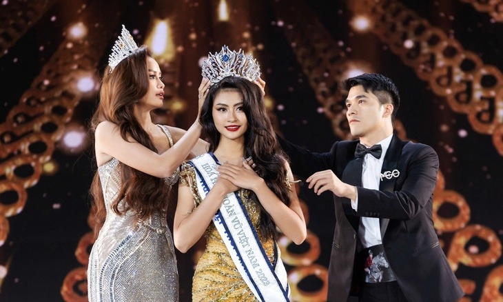 Đêm chung kết Hoa hậu Hoàn vũ Việt Nam 2023 (Miss Cosmo Vietnam 2023) vừa diễn ra vào tối 31/12 tại TP Đà Lạt, Lâm Đồng. Vượt qua 37 thí sinh khác, người đẹp Bùi Thị Xuân Hạnh đến từ Ninh Bình đã xuất sắc giành vương miện Hoa hậu.