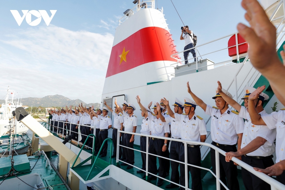 Waving at mainland people, all officers and soldiers tasked with bringing Tet gifts to Truong Sa vow to deliver the gifts to recipients to ensure they will celebrate a joyful festival in the coming days.