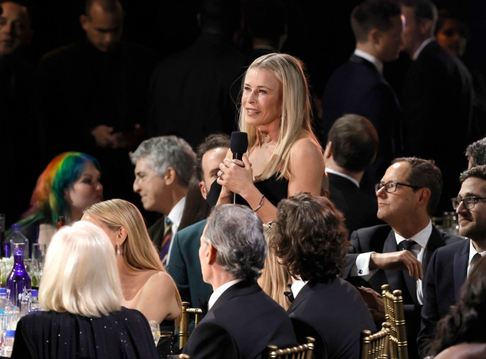 Người dẫn chương trình Chelsea Handler phát biểu trước đám đông.