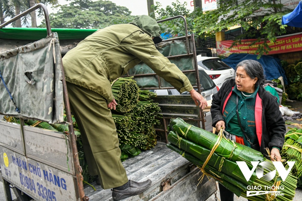 Lá dong tại chợ được nhập từ nhiều nơi, nhiều nhất là nhập từ các tỉnh phía Tây Bắc, kích cỡ cũng đủ loại từ nhỏ đến lớn nhằm đáp ứng nhu cầu khác nhau của khách hàng