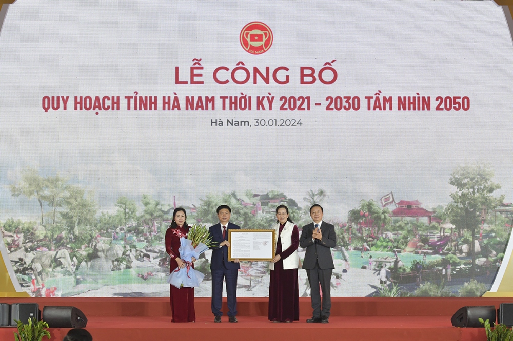 Phó Thủ tướng Chính phủ Trần Hồng Hà cùng lãnh đạo các bộ ngành đã tham dự sự kiện, công bố và trao quyết định phê duyệt quy hoạch tỉnh, sau đó thực hiện nghi thức khởi công giai đoạn I Tổ hợp dự án Khu đô thị mới Bắc Châu Giang (TP Phủ Lý)