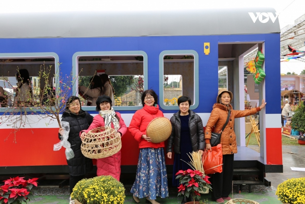 Du khách khám phá không gian "Chuyến tàu quê hương", đưa những người con xa quê về quê ăn Tết.