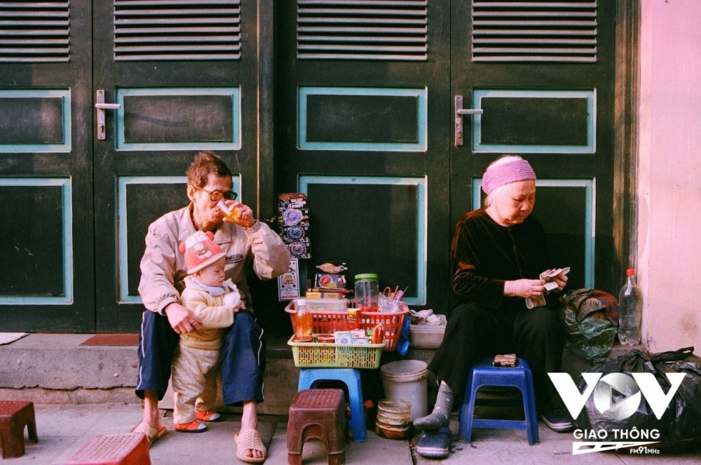Cụ ông tận dụng một góc căn nhà trên phố Yên Ninh làm quán bán trà như niềm vui lúc tuổi già...