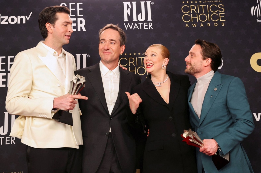 Từ trái qua, Nicholas Braun, Matthew Macfadyen, Sarah Snook và Kieran Culkin tạo dáng với giải thưởng Phim truyền hình dài tập xuất sắc nhất cho phim "Succession".