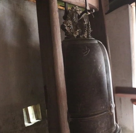 Chùa còn có một quả chuông cổ nặng 180 kg, có khắc chữ Hán “Đức Sơn tự chung”, đúc từ thời Lê. Quả chuông từng bị mất cắp, lưu lạc nhiều lần. Hiện chùa vẫn còn lưu giữ được nhiều hiện vật quý hiếm.