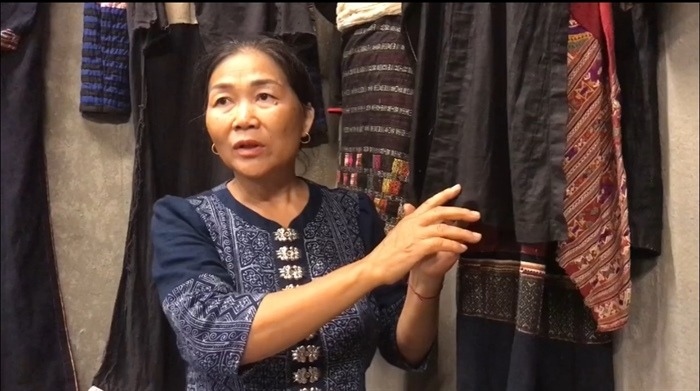 Bà Sầm Thị Bích giới thiệu về bộ váy áo đã lưu truyền hơn 120 năm
