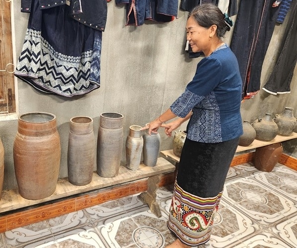 Nghệ nhân Sầm Thị Bích giới thiệu về vật dụng trưng bày tại "bảo tàng Pỉ Noọng"