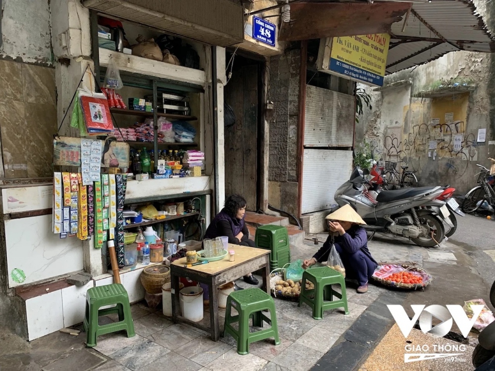 Quán trà đá trước căn nhà cổ trên phố Hàng Vải