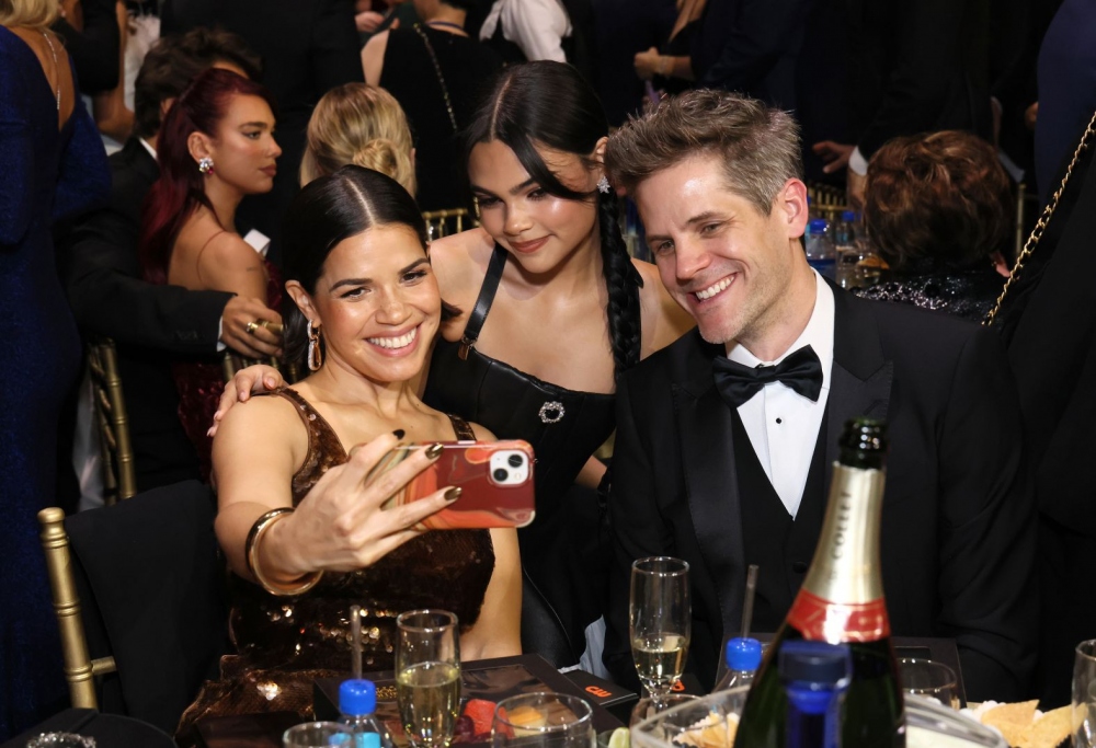 Các ngôi sao America Ferrera, Ariana Greenblatt và Ryan Piers Williams chụp ảnh selfie giữa đám đông. 