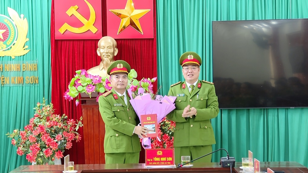 Đại tá Tống Như Sơn - Phó Giám đốc, Thủ trưởng Cơ quan Cảnh sát điều tra Công an tỉnh Ninh Bình (bìa phải) chúc mừng Thượng tá Nguyễn Minh Hải - Trưởng Công an huyện Kim Sơn và tập thể Công an huyện