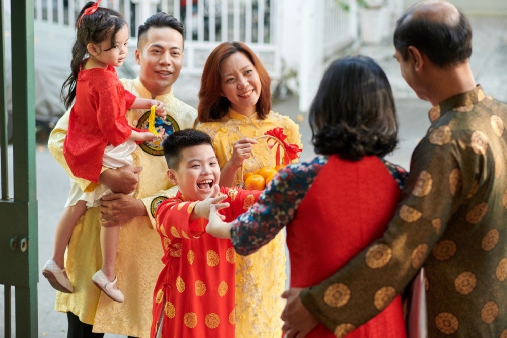 Gia đình sum họp cùng nhau đón năm mới