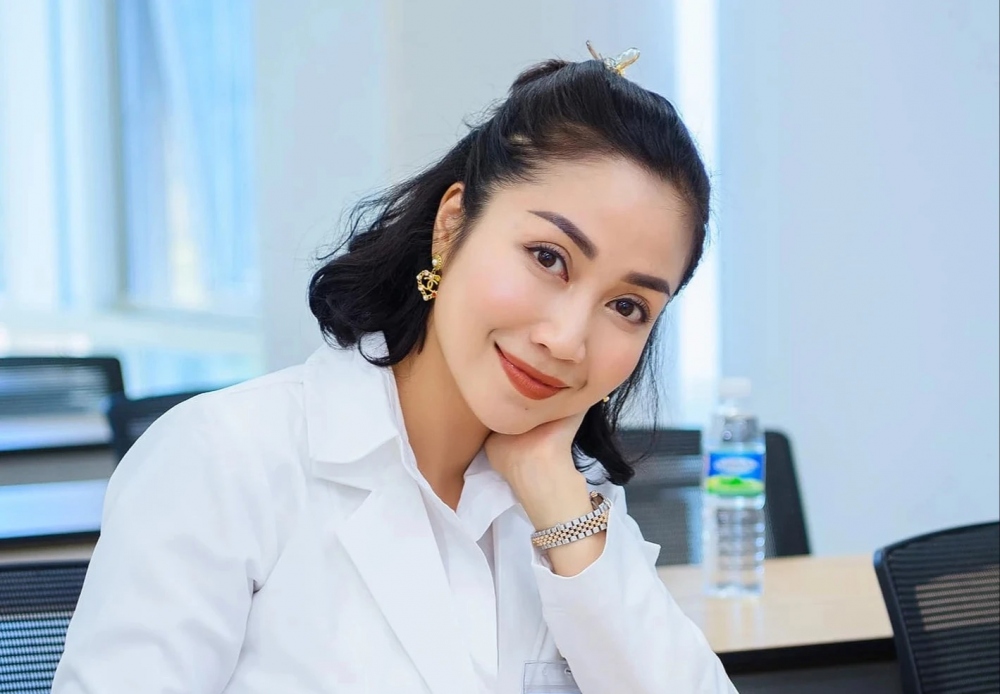 Mới đây, một số trang mạng đăng tải thông tin Ốc Thanh Vân cùng gia đình sang Úc định cư gây xôn xao mạng xã hội. Điều trùng hợp là trên trang cá nhân, nữ diễn viên cũng đăng tải khoảnh khắc cả gia đình đón năm mới tại Úc. Tuy nhiên, quản lý của Ốc Thanh Vân phủ nhận chuyện nữ diễn viên sang Úc định cư. Người này cho hay: "Chị Ốc Thanh Vân đưa các con sang đó cho các bé du học nên có một khoảng thời gian hai anh chị sẽ ở Úc để ổn định nơi ăn ở cho các bé. Hiện tại cũng đang sẵn dịp cuối năm và Tết Dương lịch nên anh chị sẽ ở mùa tết này thôi". (Theo: Thanh Niên)