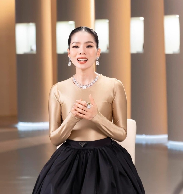 Vốn là ca sĩ kỳ cựu, Lệ Quyên được khán giả yêu mến và kỳ vọng khi tham gia Chị đẹp đạp gió rẽ sóng 2023. Tuy nhiên, cô từng trở thành tâm điểm bàn tán khi chia sẻ những trải nghiệm không vui trong quá trình tham gia. Việc cô đáp trả antifan bằng những lời lẽ nóng vội, thiếu kiểm soát trên mạng xã hội những ngày qua cũng khiến không khí về chương trình thêm nặng nề. Trên mạng xã hội, nhiều hội nhóm được lập ra để anti "nữ hoàng phòng trà", có nhóm trong thời gian ngắn có tới gần 16.000 thành viên. (Theo: Vietnamnet)